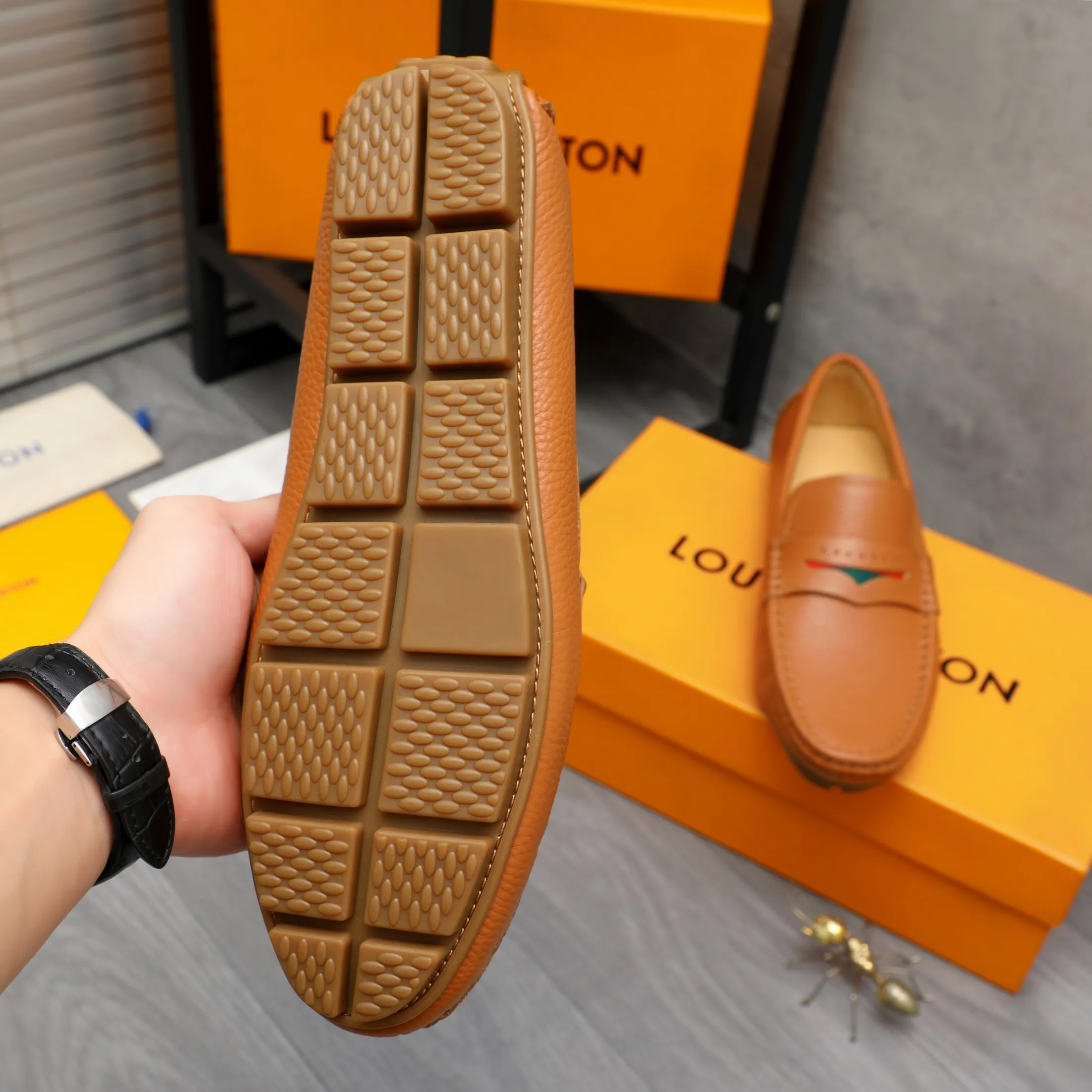 Men's shoes 💰360 Product trademark: LV "Louis Vuitton" casual slip-on men's shoes Regular size: 38-45 Product material: Selected pebbled cowhide upper, pigskin lining, rubber outsole